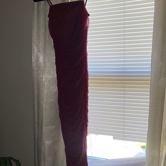 Wine color rutched dress - Picture 2 of 3